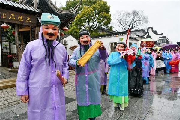 雨中行街热闹不减，三林老街上的“元宵味道”交关浓