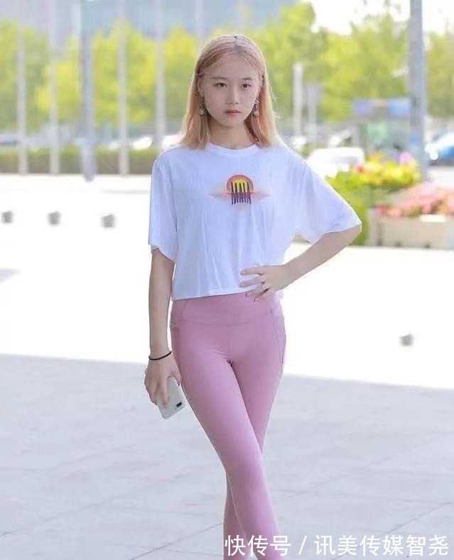 短袖|短袖搭配瑜伽裤,苗条美女修饰身材展现初秋季节的调皮可爱