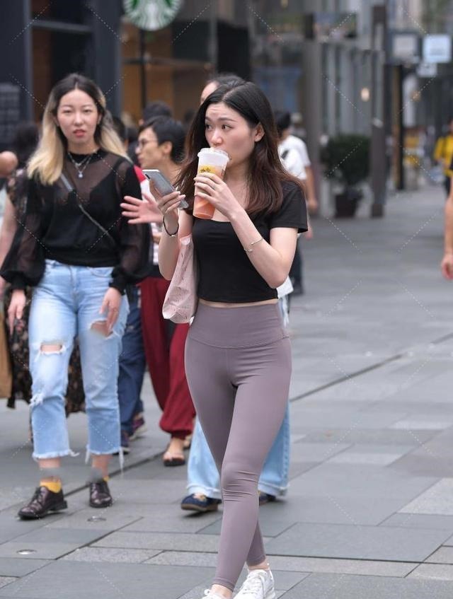 短上衣 黑色短上衣搭配修身健美裤,散发着简约时尚的气息!