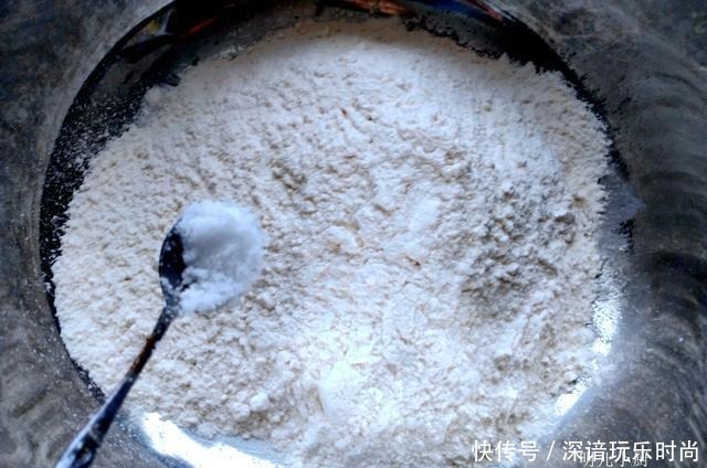 做春饼不用蒸锅，这样做一分钟一张，又薄又软，放三天也不硬