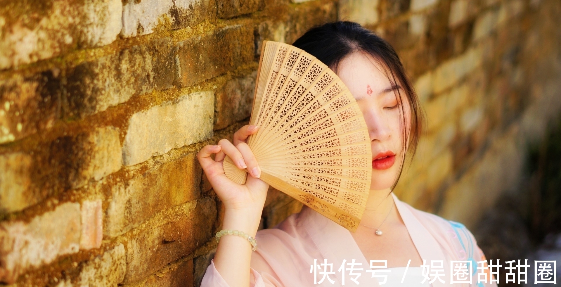 凉凉|五言格律:一卷丹青列,满怀诗趣融。行行皆擢秀,平仄润秋风