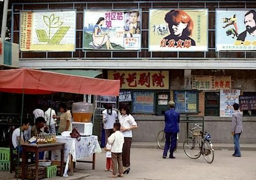 老照片：1985年云南昆明历史情景！自行车非常多，看下变化有多大