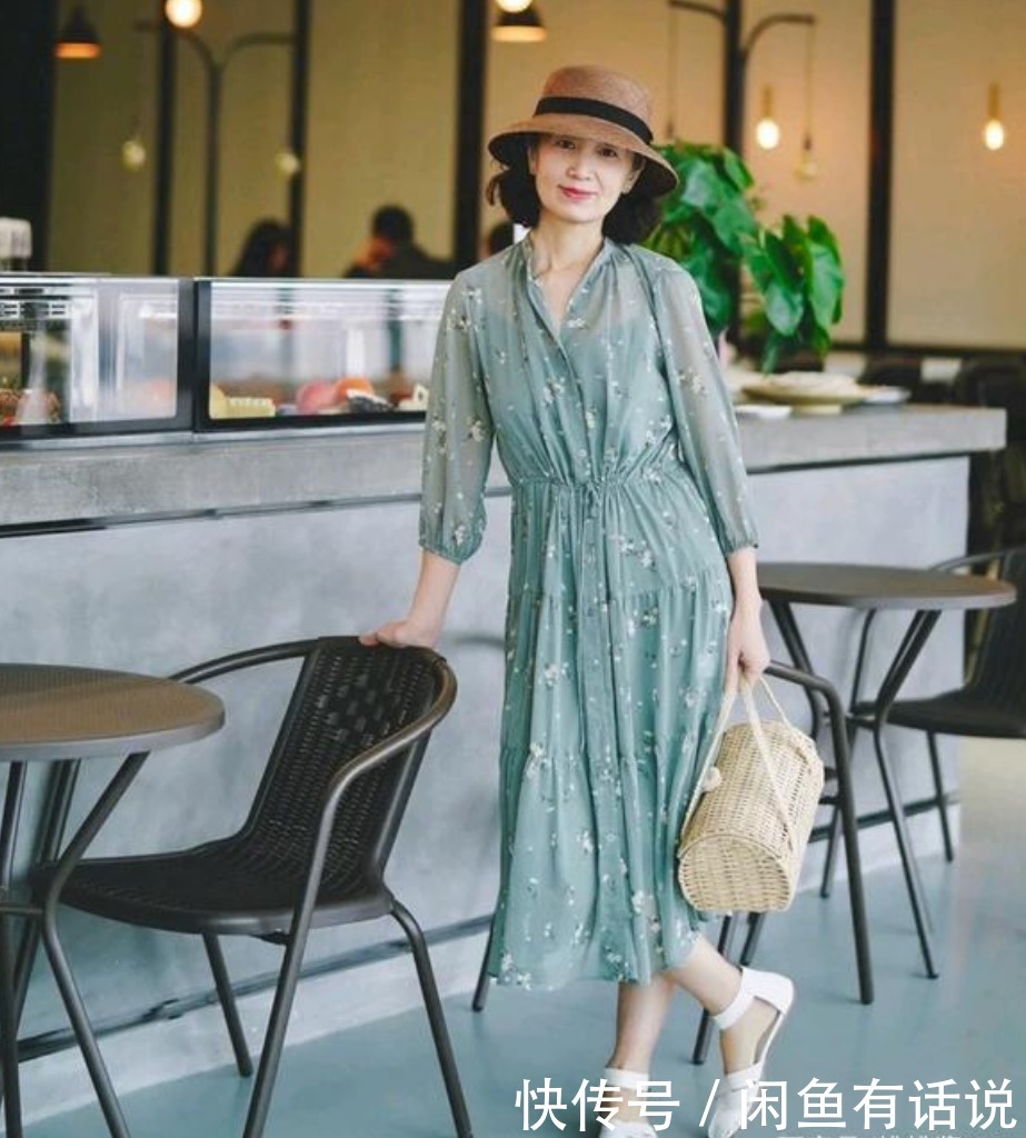穿搭|女人过了50岁后,别再用高跟鞋配裙子,学学三木妈妈,时髦还舒服