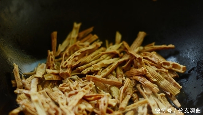 这东西不怕过期,现在抓紧多买点,能从春天吃到冬天,别错过!