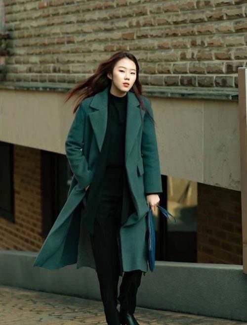 今年火了一种大衣，叫“过膝不过踝”，时髦保暖，小个子也爱了
