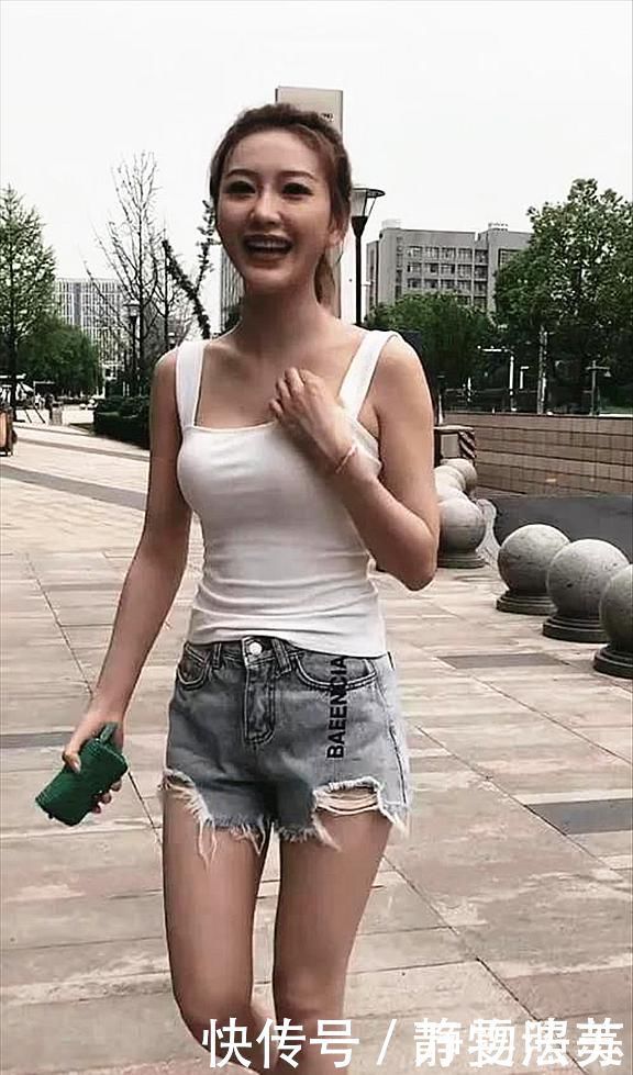 小姐姐简单的运动穿搭，尽显阳光朝气时尚感满满