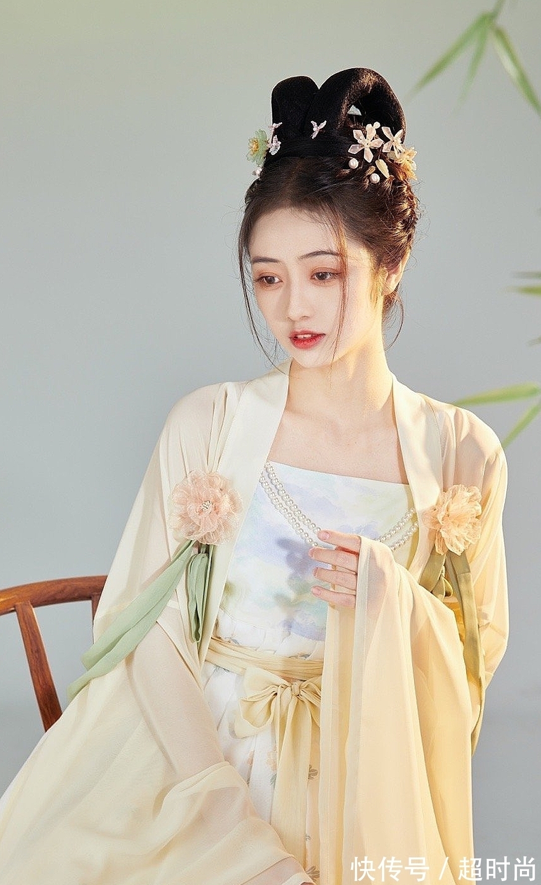 菊花&元稹这首描写菊花的诗，只有短短28字，却立意新颖，余韵悠长