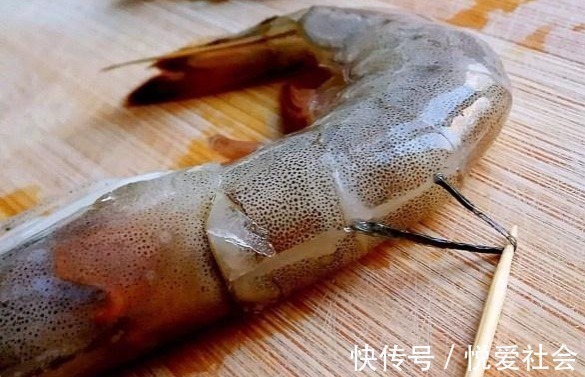 口感|做水煮虾，用热水下锅还是冷水？关键一步做错，难怪虾又老又腥！