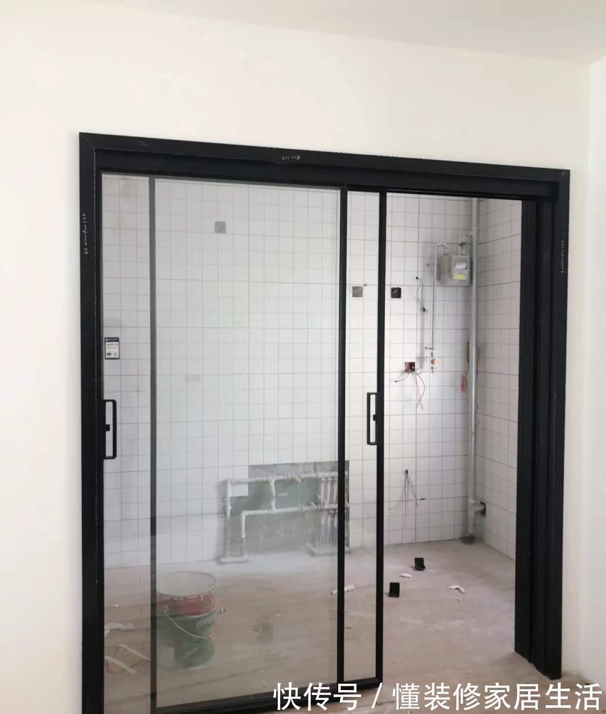 推拉门|厨房推拉门我换了3次,才搞明白是吊轨好还是地轨好,建议你看看