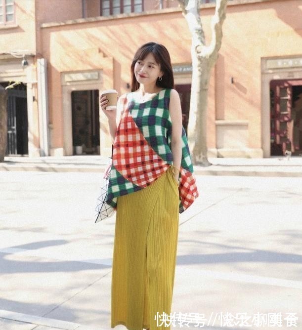 女人味|穿裙子别总配高跟鞋,今夏流行“裙子+低跟鞋”,舒适时髦又气质