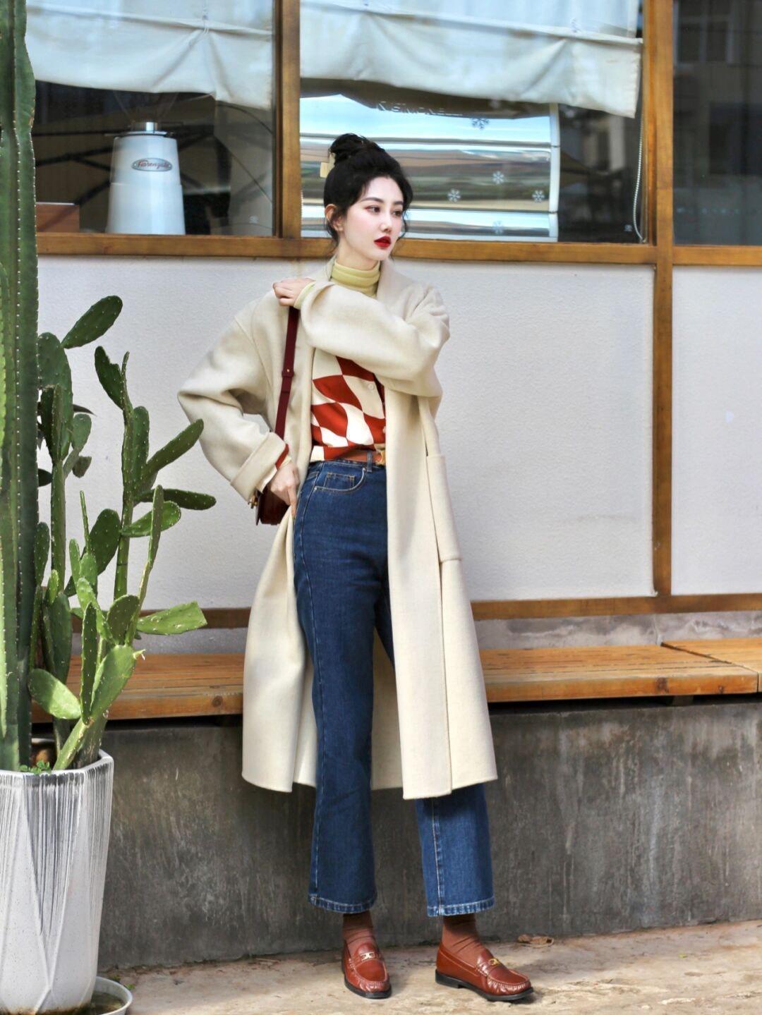 知性 秋冬大衣别乱选,奶黄色大衣更温柔,搭配白色阔腿裤知性又优雅!