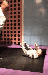 |搞笑GIF：这样的妹子 一看就不是省油的灯