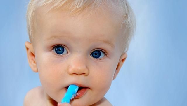 眼屎|宝宝的眼睛需要温柔对待,关于新生儿眼部护理,妈妈要注意哪些