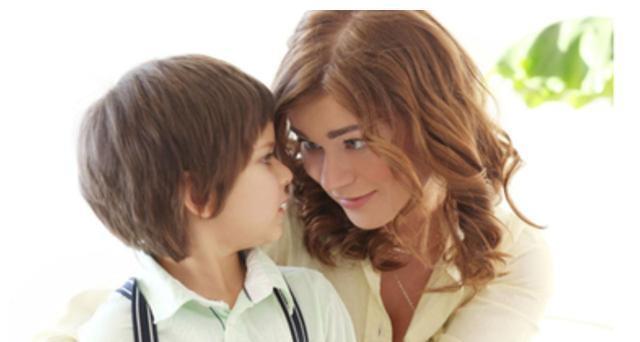 挨打|小女孩跪地哀求：“妈妈你别打我了”，失控的家长真的很可怕