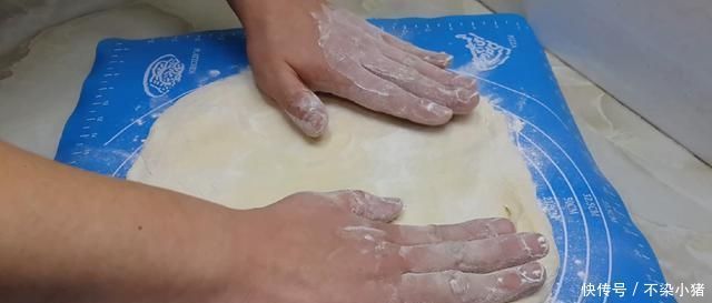以后面粉就这样做,撒1把葱花,比鸡蛋饼还好吃,学会自己当老板