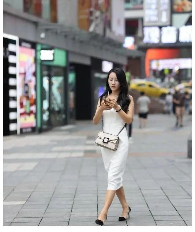 穿搭|时尚穿搭：紧身白色连衣裙，搭配简约黑高跟，充分发挥优雅气质感