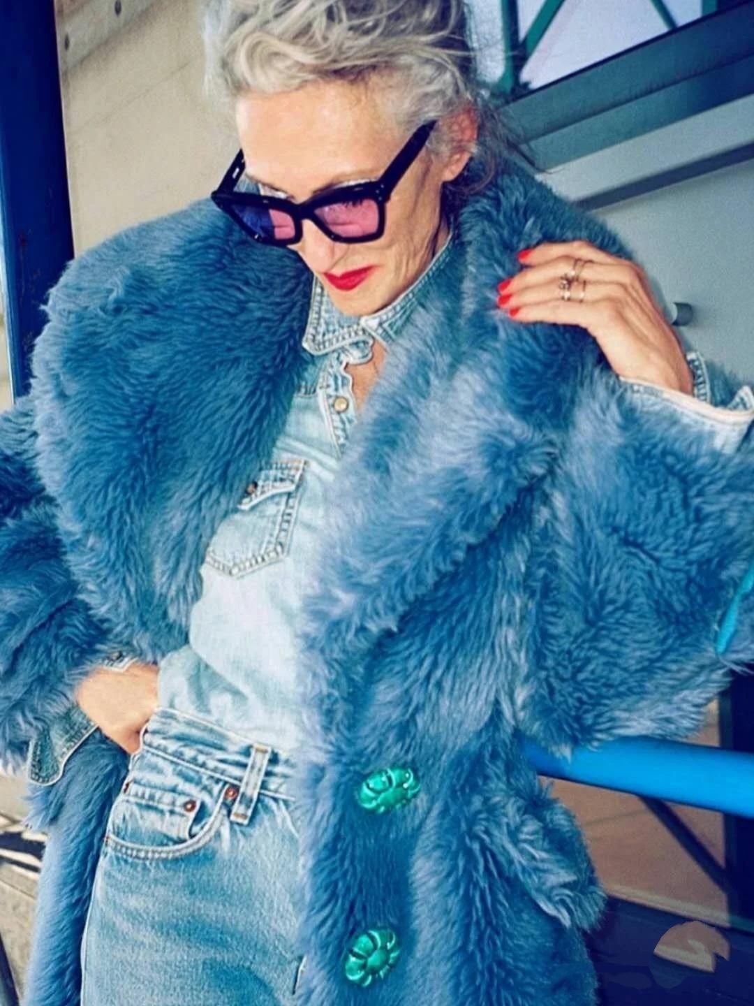  随意|皮草难驾驭？外国70岁老太穿出随意不刻板的高级感，优雅又时髦