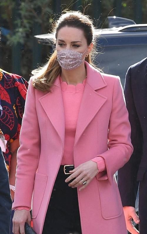 被梅根“泼脏水”后现身！威廉眉头紧皱，凯特穿粉色大衣全程黑脸