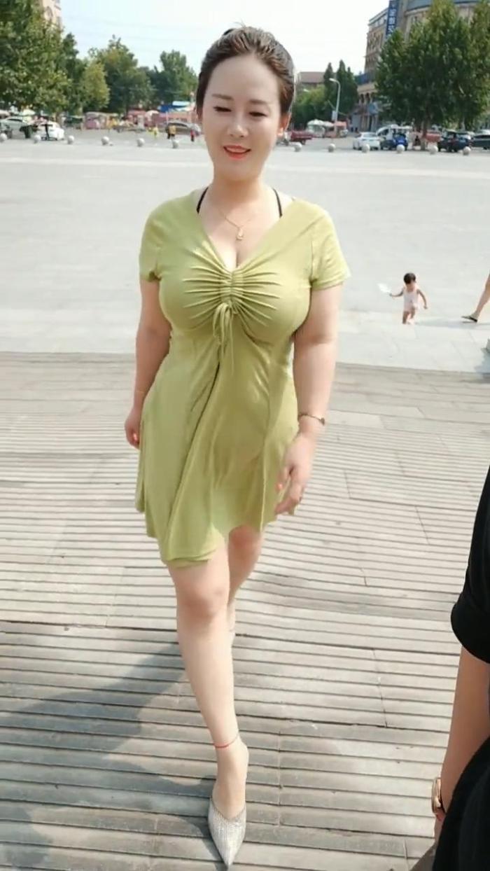 洒脱 逛街的“御姐女神”,简约穿搭风格,反映出洒脱的一面!