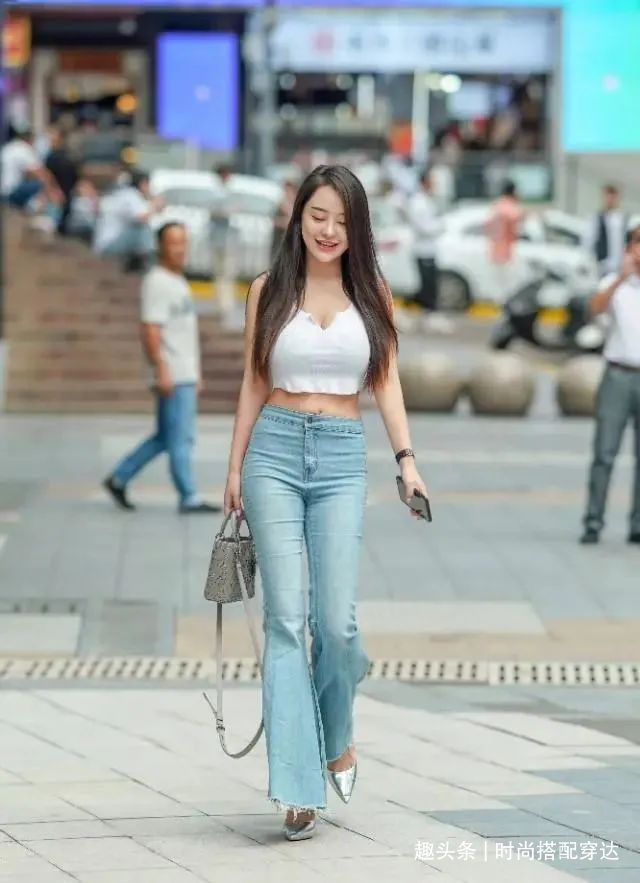 穿搭 白色吊带搭配浅蓝色修身牛仔裤,活力满满,气质动人