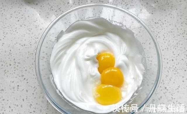 糯米粉别只会包汤圆了,用来做粑粑糕,软糯筋道比蛋糕还香