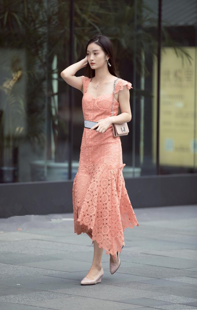 街拍:小姐姐身穿黑色的吊带背心,显得精致又时尚,凸显高雅的气质