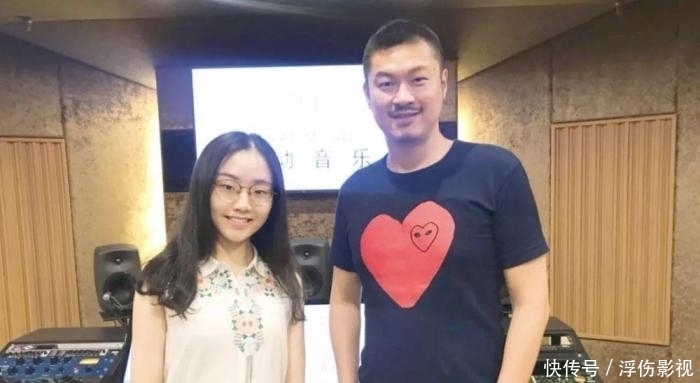 希林娜依 在《好声音》打败希林娜依·高的眼镜妹,如今大变样,美得认不出