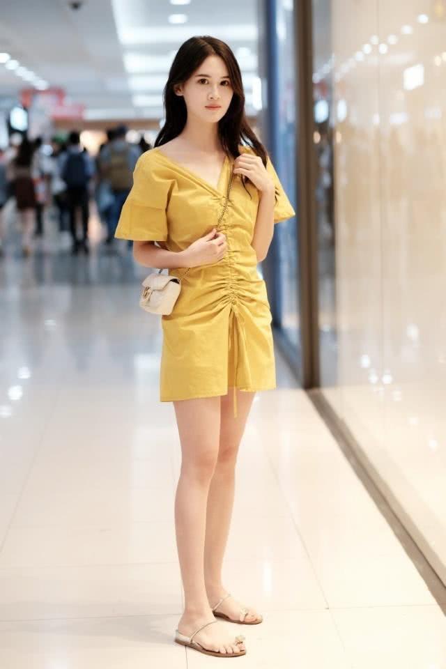 街拍:美女身材好,曲线优美,吸睛效果十分明显