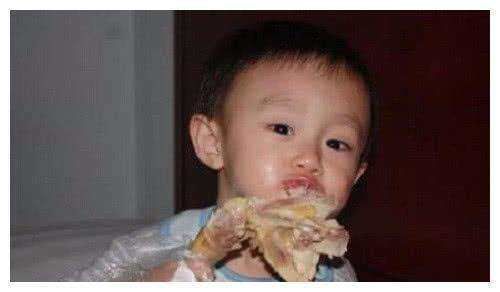 食物|父母谨记睡前2类食物不要喂积食还伤脾,孩子一晚上睡不好