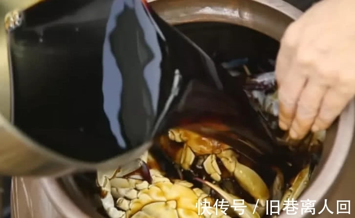 螃蟹|大妈将50只螃蟹放在坛子中,加入2瓶酱油,半年后取出乐开了花