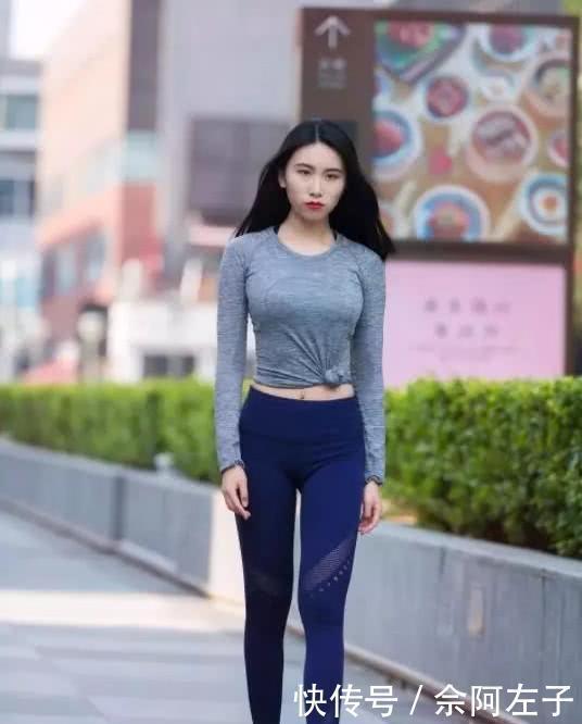 衬托出|街拍优雅迷人的紧身打底裤美女,衬托出女性优美的曲线