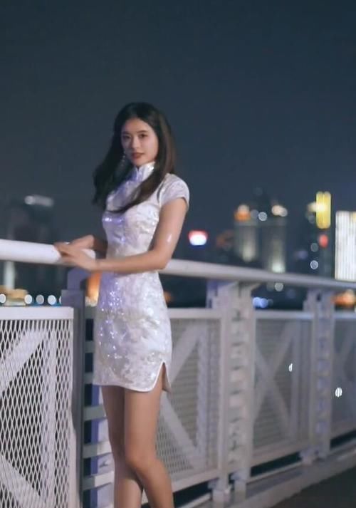 夜景中的“旗袍女神”超上镜,传递东方女性的知性韵味