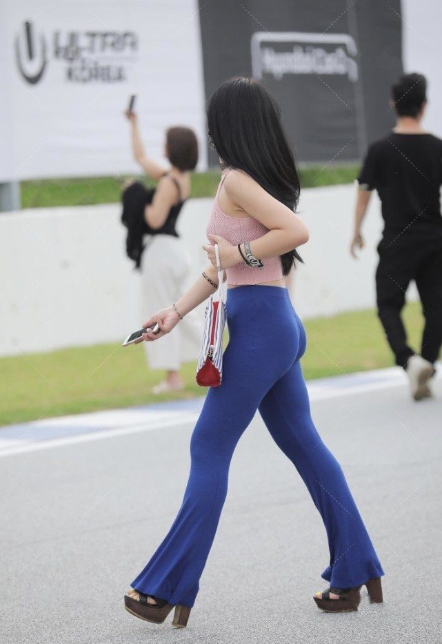 高贵 运动风喇叭裤显腿长,搭配粉色上衣减龄同时突出优雅高贵的气质