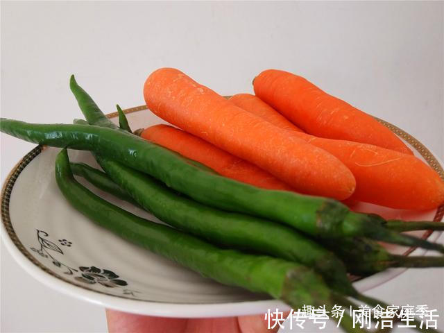 胡萝卜菜|奶奶吃了40年的胡萝卜菜，不炒也不蒸，咸香麻辣，配油条特别好吃