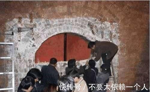 黔国公$丈夫的墓室被盗一空，她的墓一墙之隔却无人问津，专家打开后全都呆住了