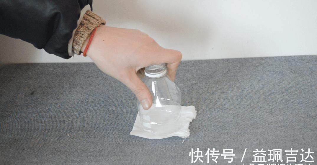 塑料瓶上粘张纸巾, 没想到还有这妙用, 解决了家家户户都困扰的难题
