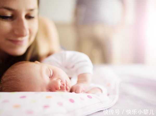妈妈|经常被妈妈抱,和总躺在婴儿床上的宝宝,到底在哪些方面有差距?