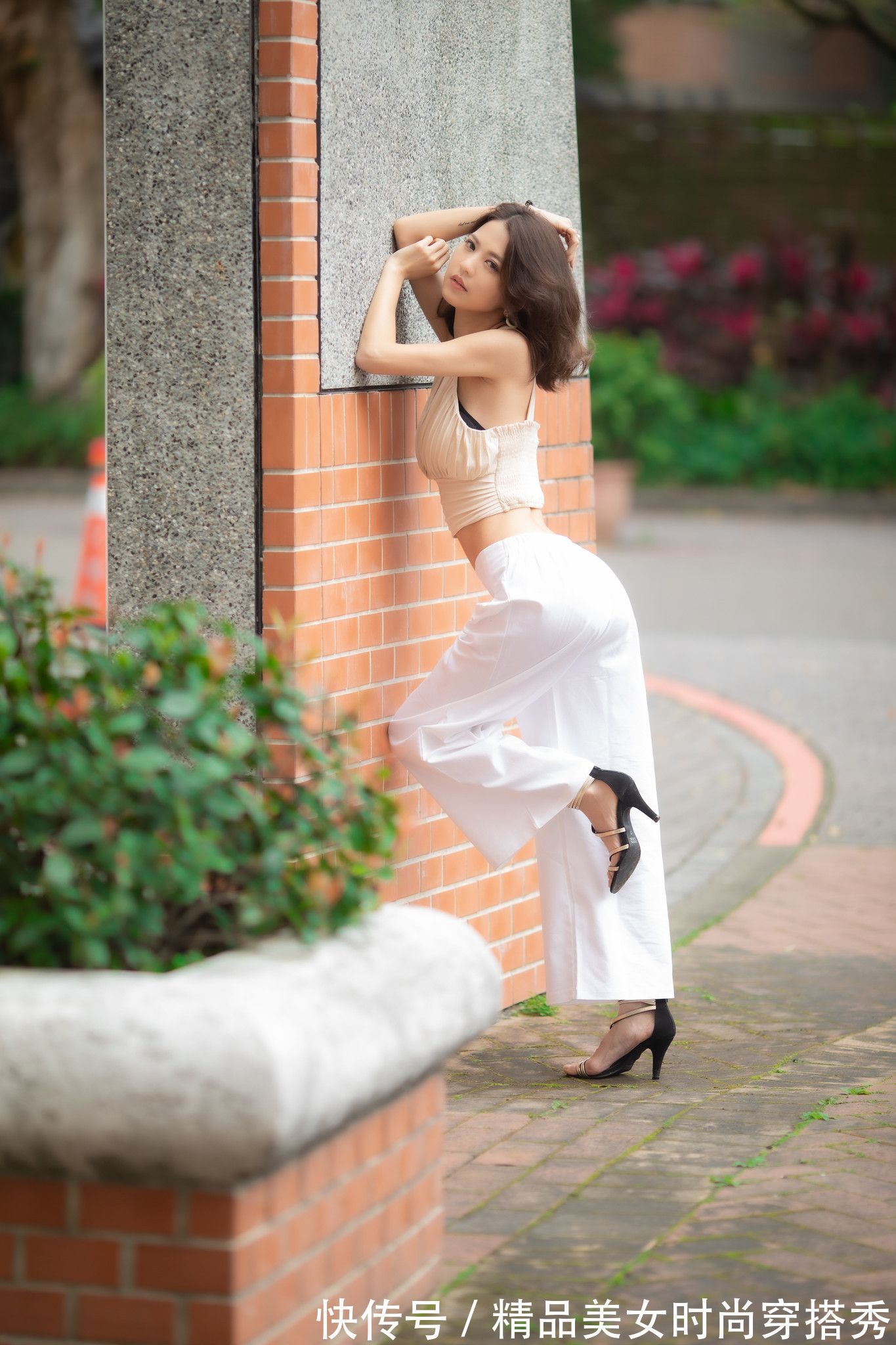 背心|时尚有女人魅力的小背心搭配阔腿裤,显得风韵十足,很有女人魅力