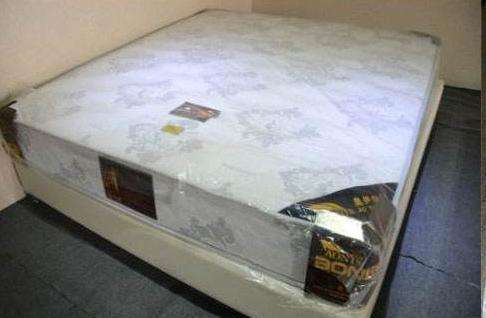 塑料膜|裹住床垫的塑料膜要不要撕掉听老师傅说的话,后悔我家一直做错