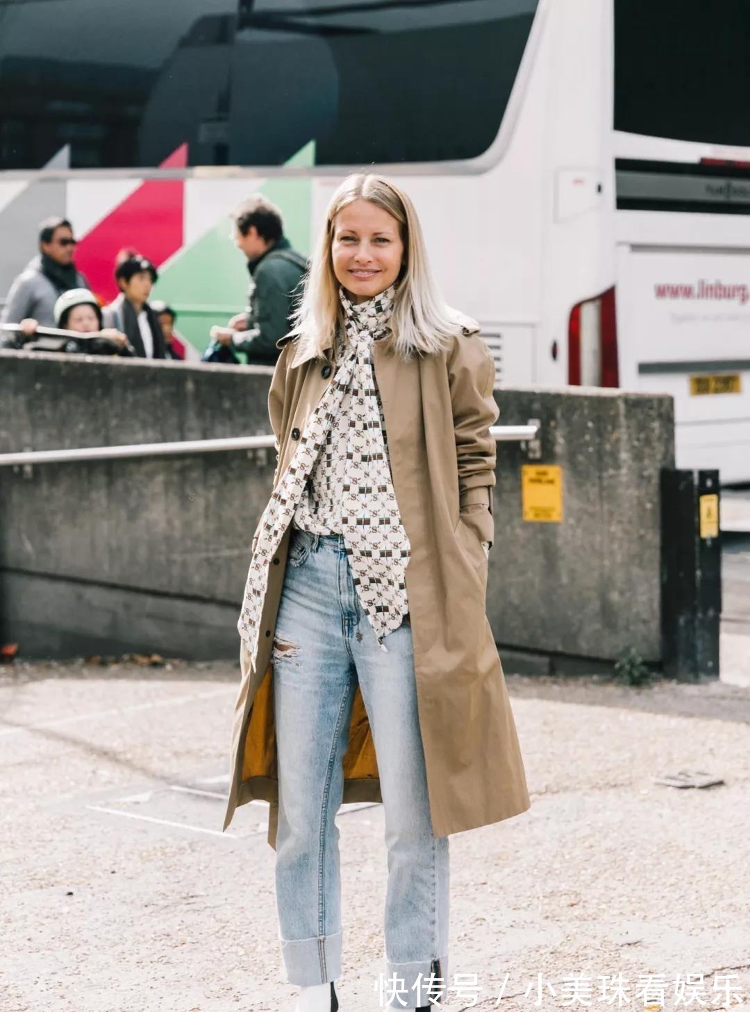 高跟鞋 今秋火了一种穿搭,叫“风衣+烟管裤”,时髦显瘦,谁穿谁美