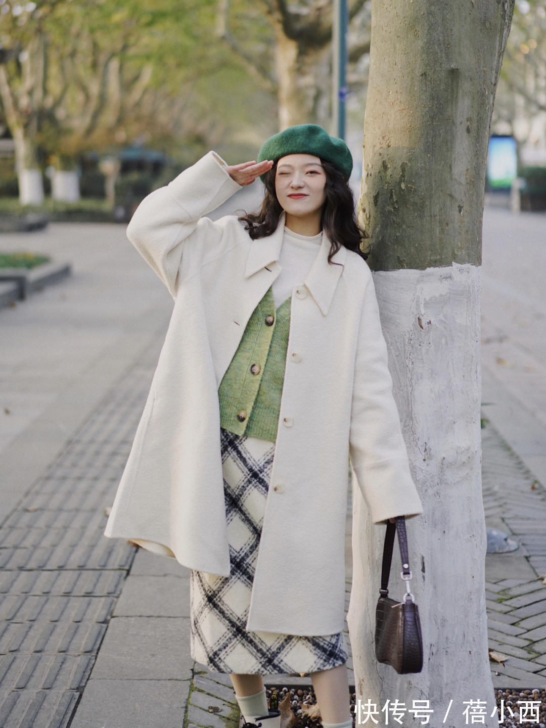 小蛮腰|见过大场面的女人,冬季都会穿“白色大衣”,知性优雅又高级