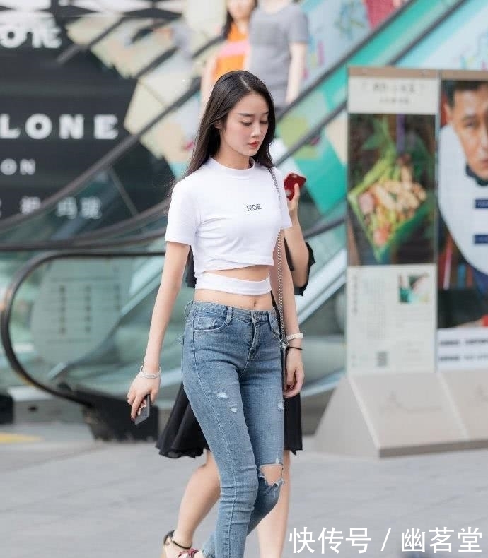 街拍:紧身牛仔裤简约时尚,小姐姐们都是行走的时尚