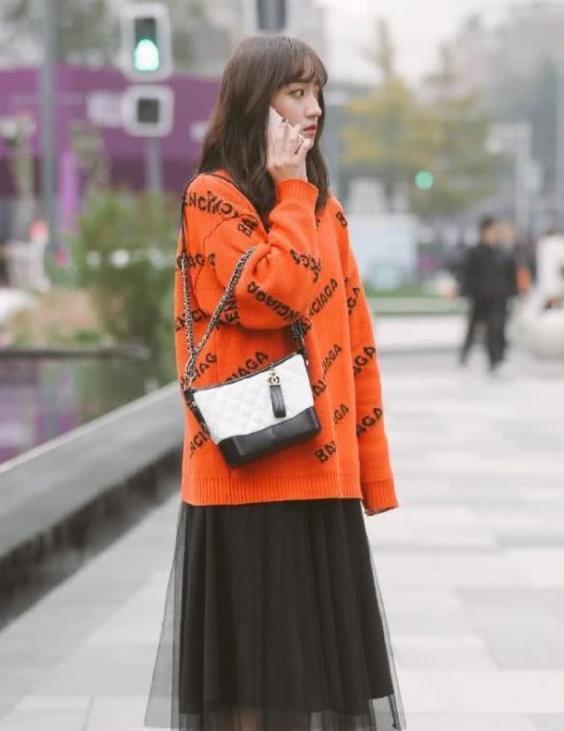 街拍：身材高挑的小姐姐，皮肤白晰，让人羡慕不已