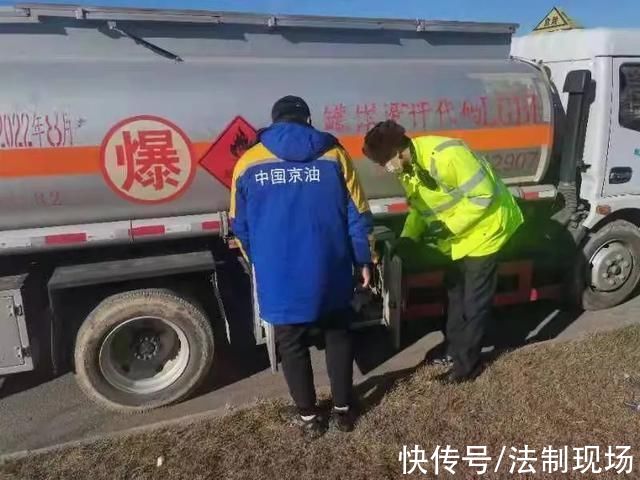 威海交警一大队|你好2022丨元旦“警”色浓，守护不打烊