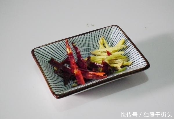 加适量|秋天这肉再贵也要买,和尖椒是绝配,简单1炒,一盘不够吃