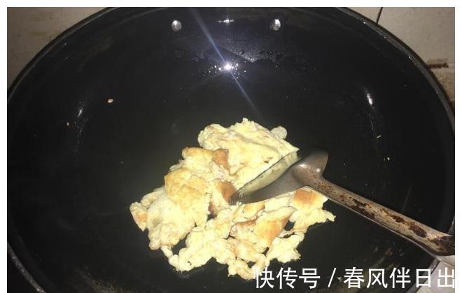 鸡蛋|面条最简单的吃法，加点豆瓣酱进去，酱香味浓，孩子一次吃两碗！