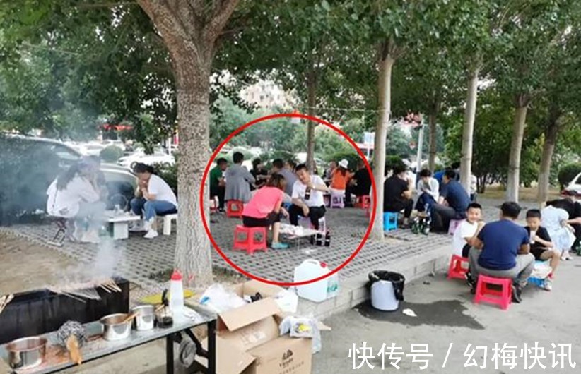 手推车|父母带孩子吃路边小吃,摊主不小心瞄到宝妈的挎包,心里不是滋味