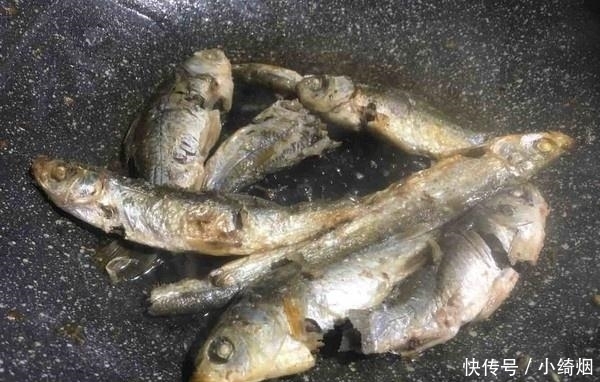 配料|这样做小鱼干,干香辣爽超下饭,比红烧肉还好吃,老公孩子馋疯了