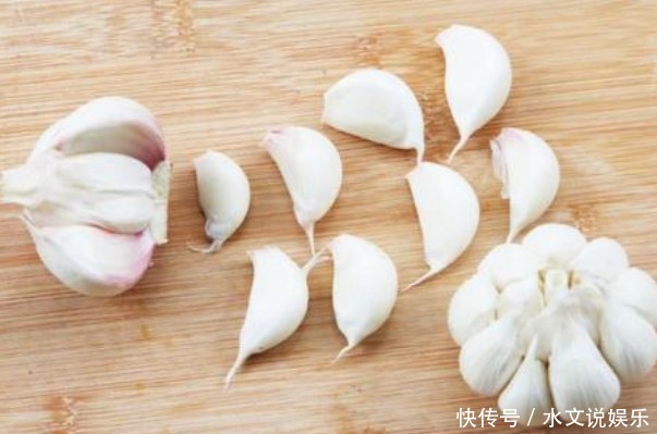 蒜瓣有大用处!睡觉前放在枕头下,三天后,许多好处偷着乐