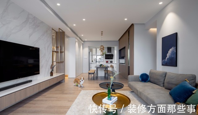 客厅|138平现代风四居室,蓝白天空挂画简约美观,是女主人的细腻之作